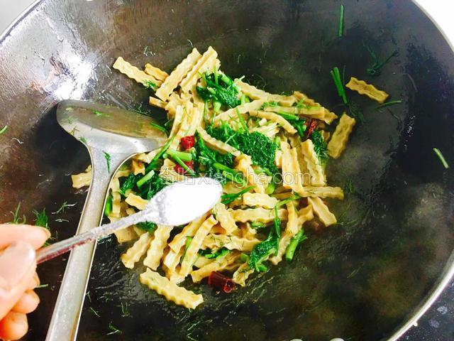 再加入适量的盐和鸡精翻炒均匀就可起锅装盘食用了。