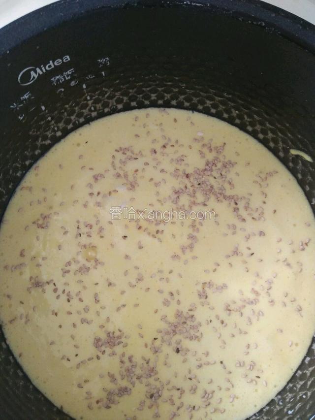 里面抹点油，这样不粘锅