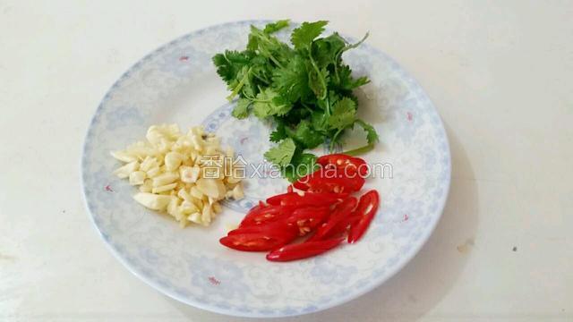 红尖椒，蒜头，香菜各切好