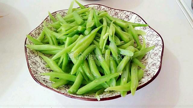 捞起沥干水份放置盘里