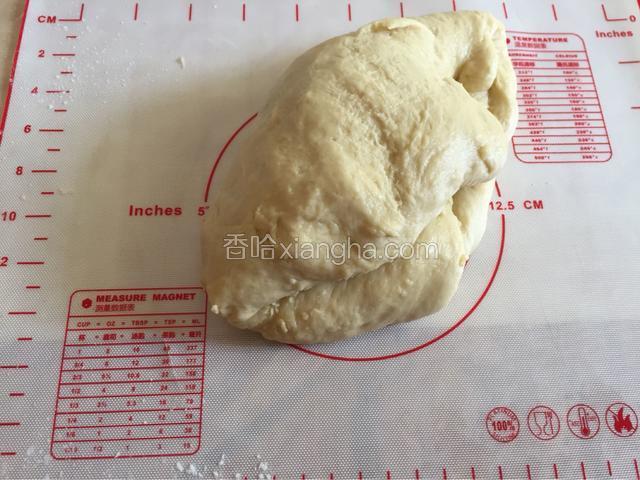 把酵母水和剩余的水以及黄油外的其他材料倒入高筋面粉盆中混合，揉至面团呈大片筋膜的状态