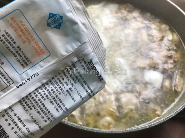 调入适量的盐，再煮10分钟