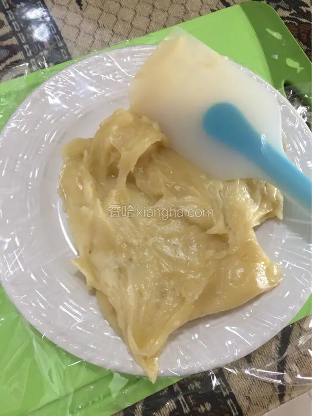将盘子铺上保鲜膜 防止熟面粘连 将蒸熟的面放在盘中晾凉