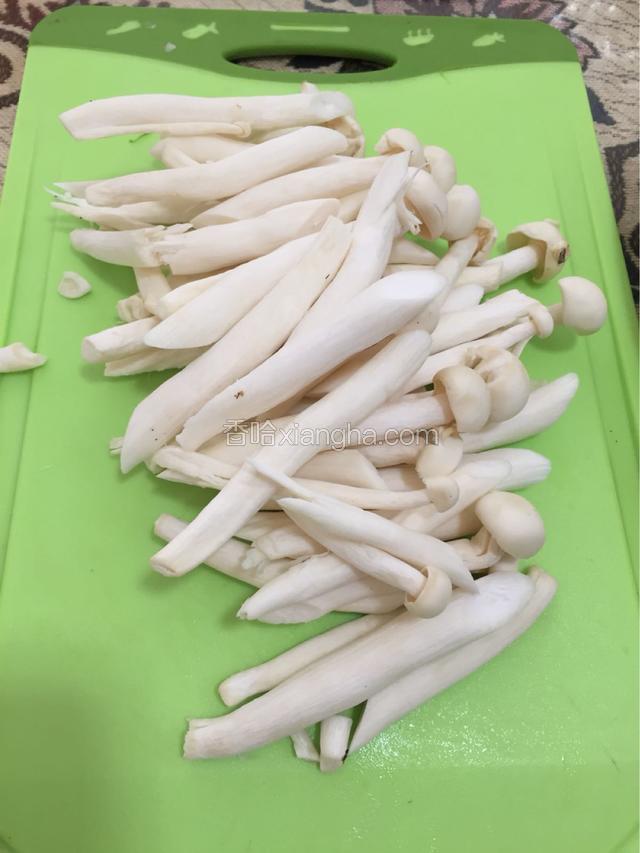 将海鲜菇对切成两段