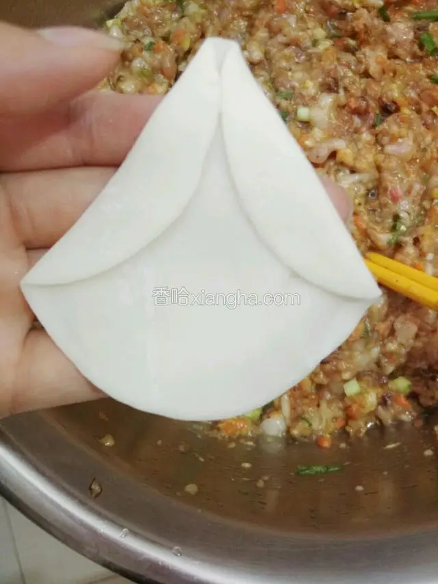 把饺子皮对折成如图所示