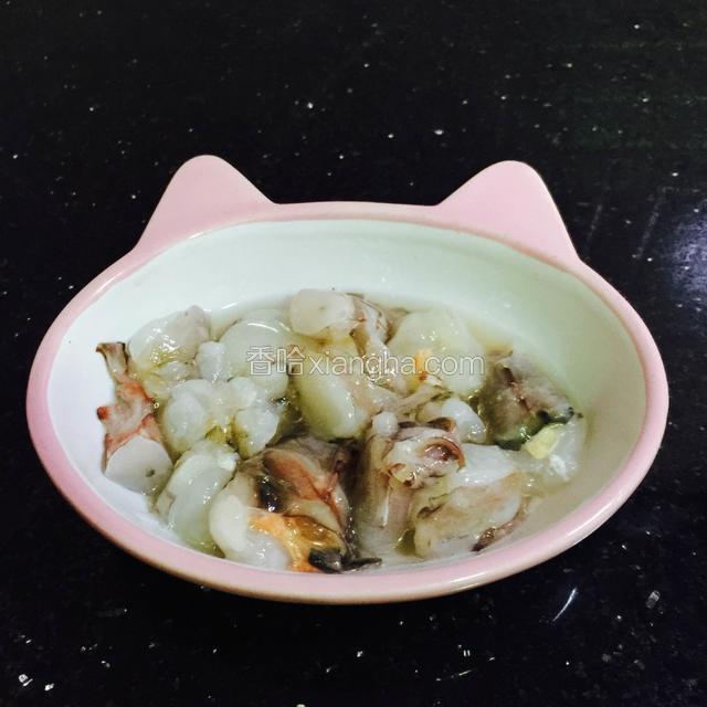 海虾挑虾线，切粒，加料酒，油，适量盐，腌制一下。