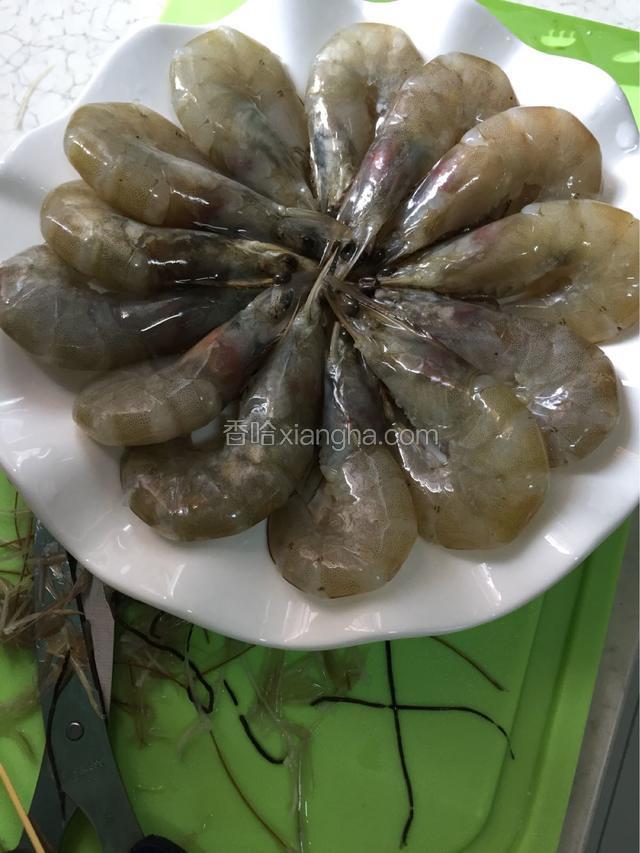 把剪后挑过虾线的大虾装盘备用