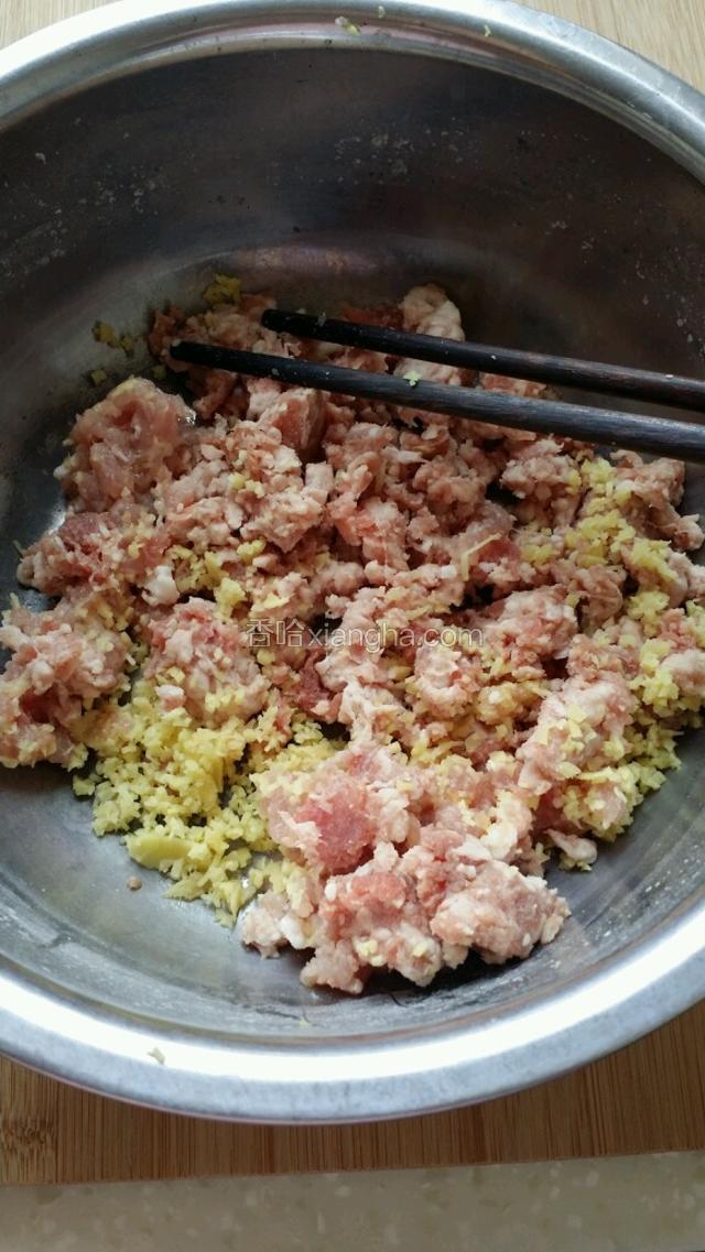 牛肉剁碎，生姜切末放在盆中