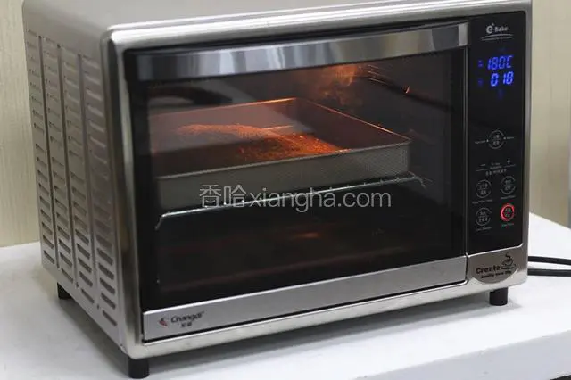 烤箱提前预热，上下火180度，中层烤20分钟