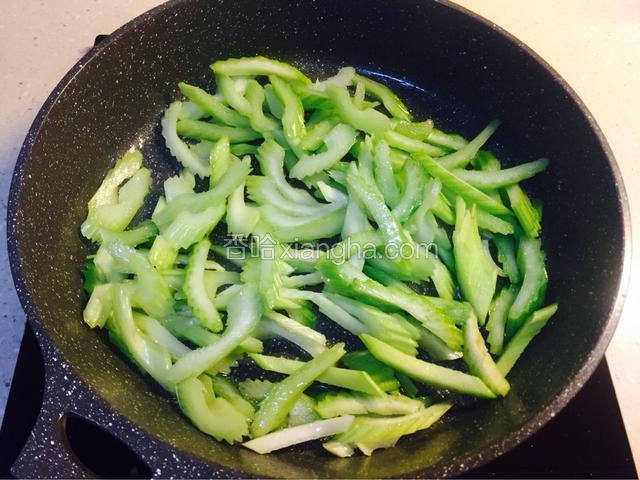 油温升高后倒入芹菜