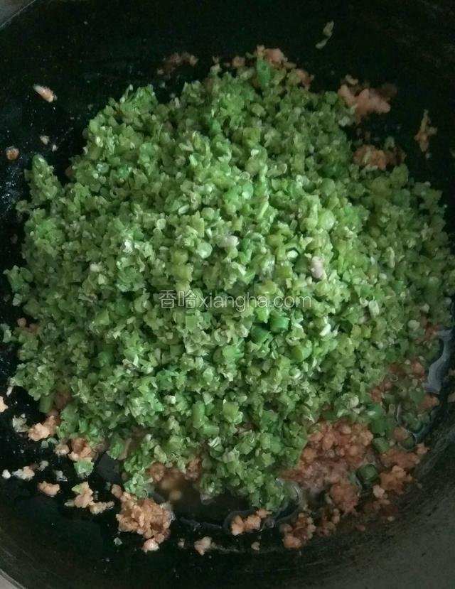 放入剁碎的豆角和芝麻油。