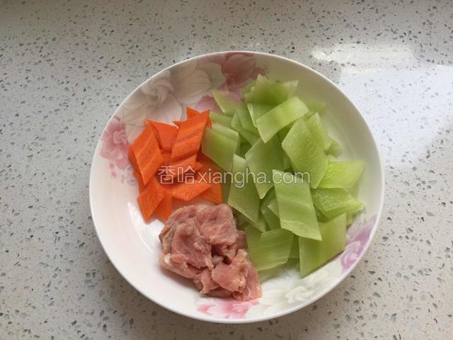 准备食材：莴笋和胡萝卜去皮洗净切菱形片，猪肉切片。