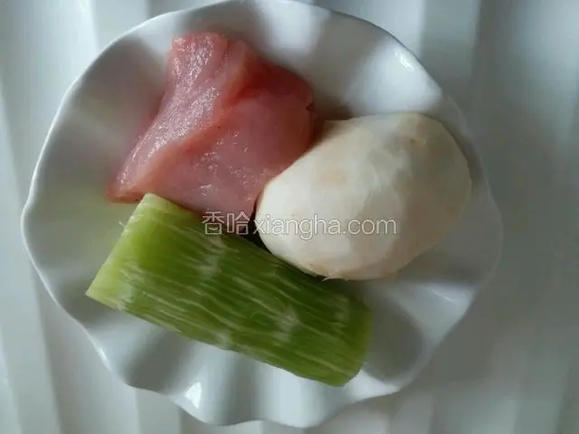 准备食材，把青笋、凉薯洗净并去皮，把猪瘦肉洗净。
