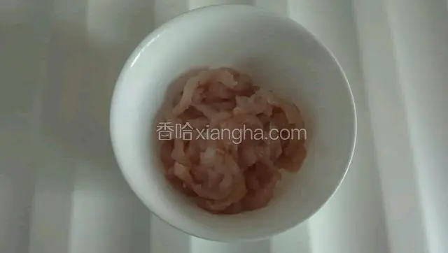 把猪瘦肉切成薄片，放入适量水淀粉，拌匀。