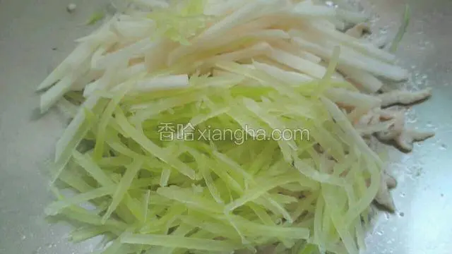 最后放入适量香油、味精，炒匀即可。