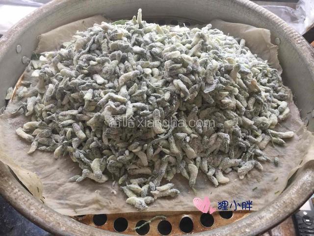 大火烧开蒸锅，上了气后再放入槐花，蒸12-15分钟即可，具体看各家蒸锅