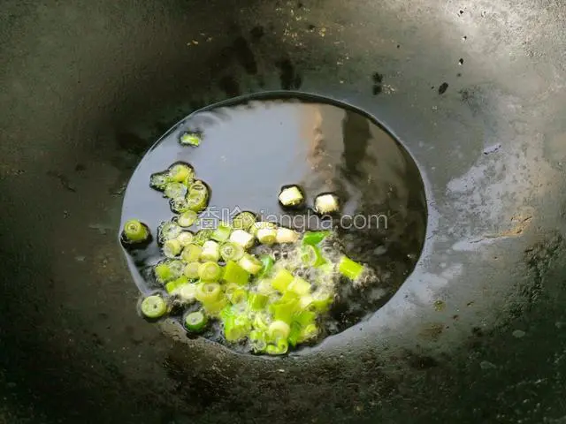 锅里倒入适量玉米油，油热以后放入葱花