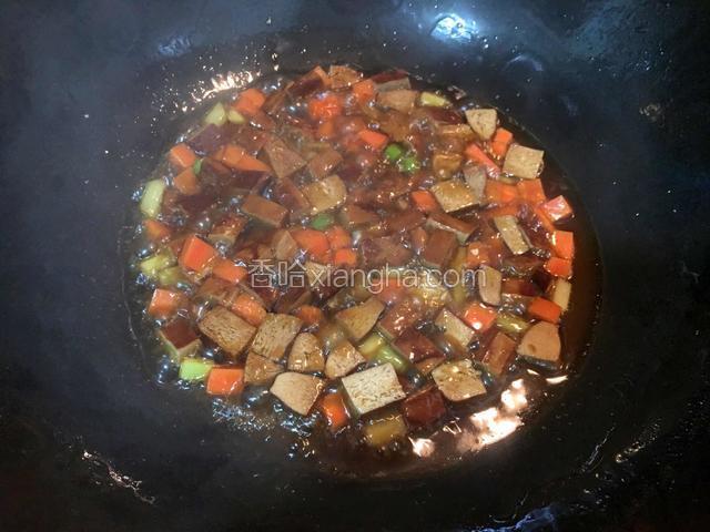 翻炒均匀后加适量盐、清水煮开