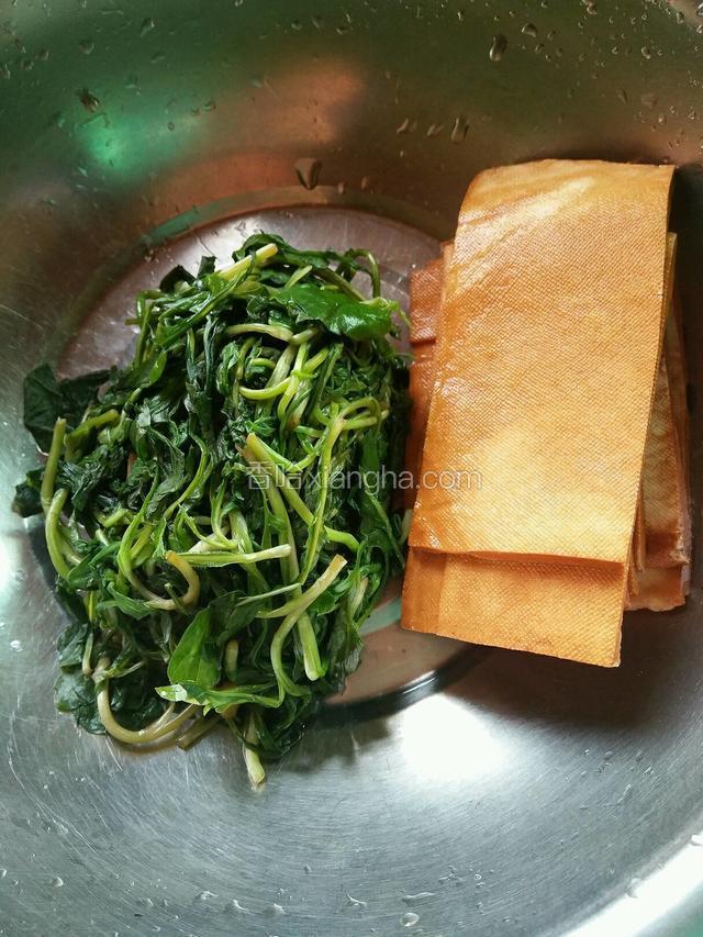 豆干冲洗一下过后待用。