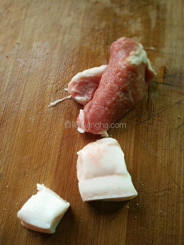 肥肉削下切小片，瘦肉切丁。