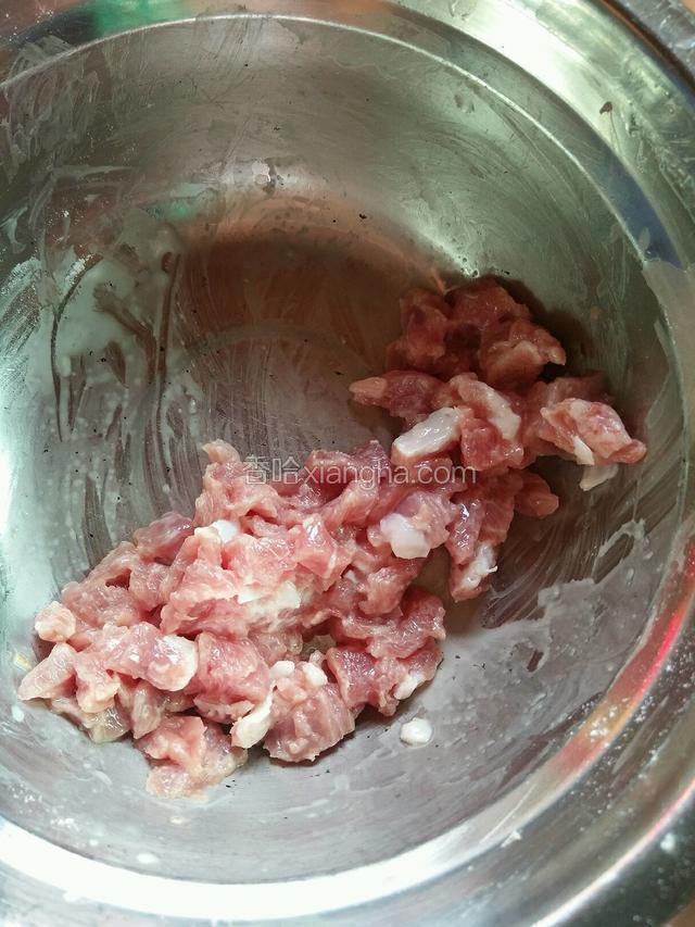 将瘦肉丁加少许淀粉倒上料酒抓捏均匀即可。