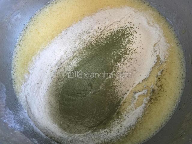 筛入低粉和抹茶粉，搅拌均匀。