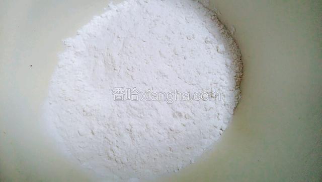 小盆中加入面粉。面粉不用太多，比菜多点就行。