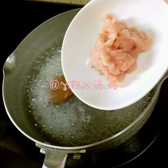 米粒煮软，加煮里脊肉粒