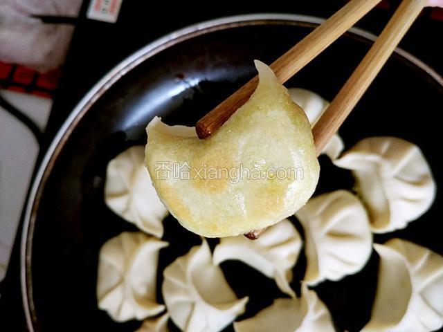 煎到饺子底部呈金黄状