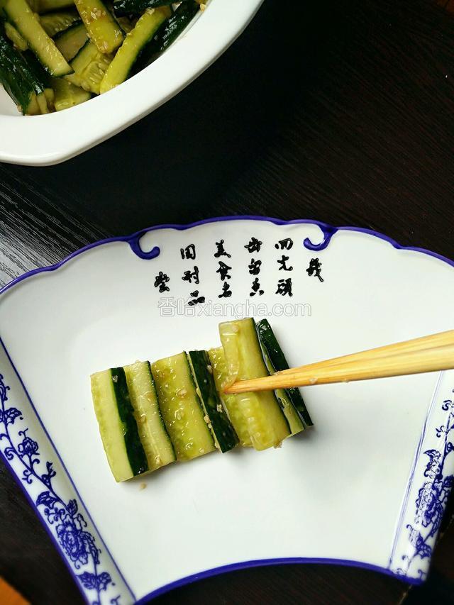 用筷子夹起摆盘。