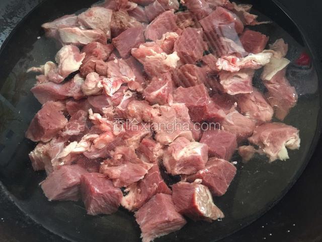 牛肉切块，凉水下锅焯去血沫。