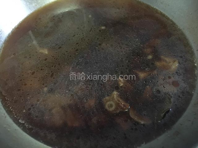 加入电压力锅中的牛肉汤大火炖煮10分钟。