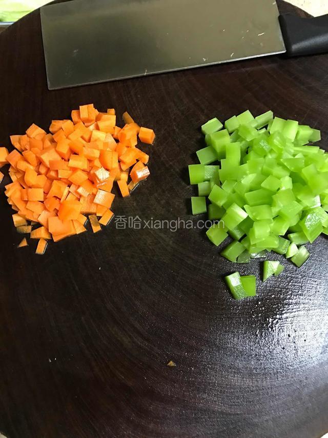 玉米淘洗干净，青笋去皮和胡萝卜洗净都切成与玉米粒稍大一些的丁