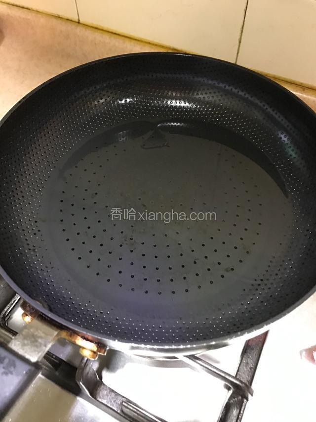 锅内放入适量油