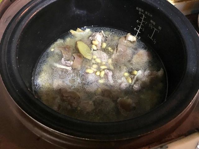 一个小时左右开盖加入黄豆，继续煲煮