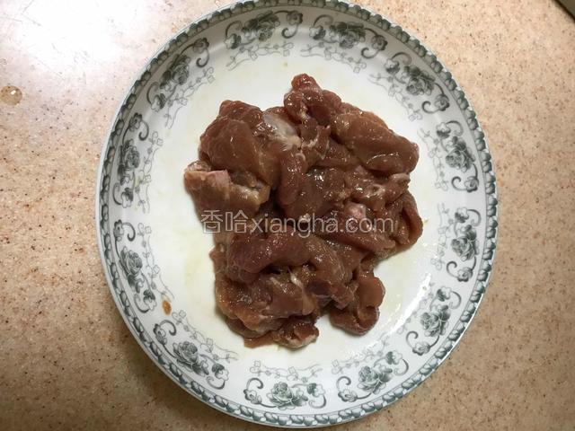 肉片加入适量生抽、油和生粉码味