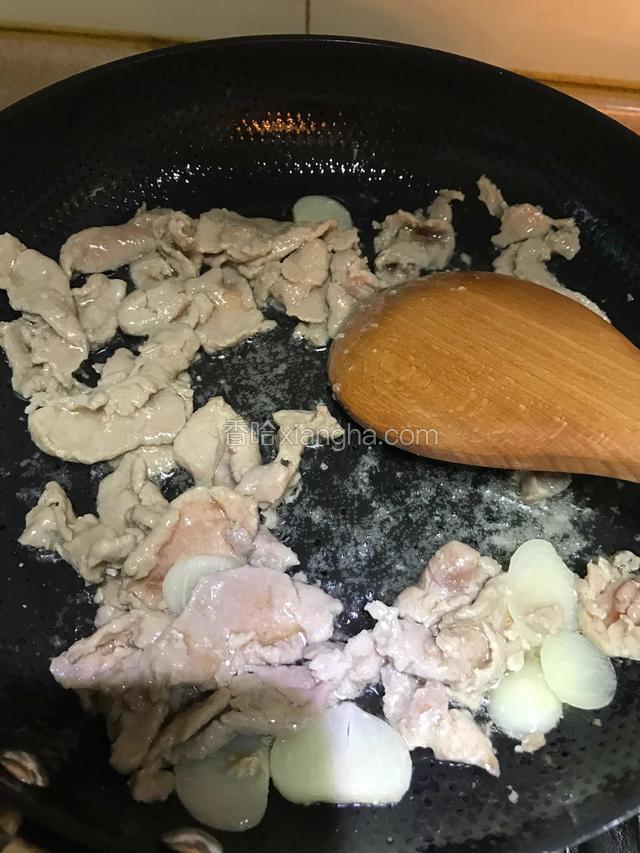 放入码味的肉片，烹入少许料酒翻炒