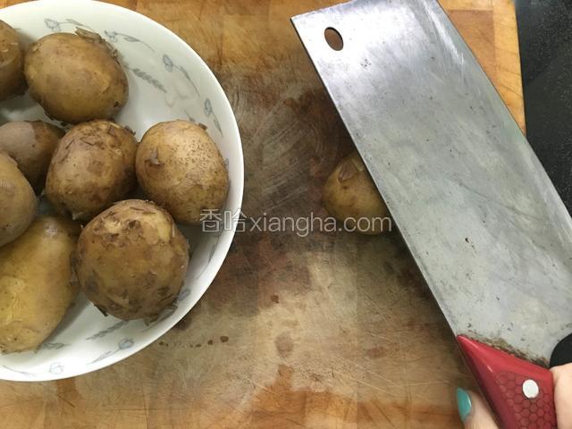 煮好的土豆晾凉，用到压一下，压扁