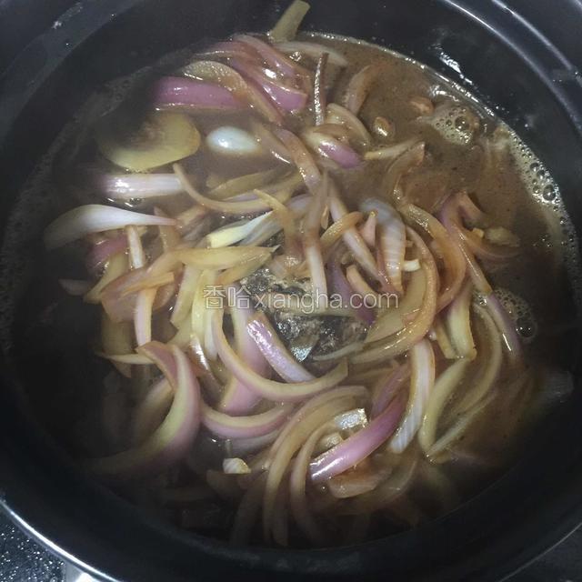 调好的洋葱汁放入装入肉饼的深锅加水和食物持平开大火煮开后转小火慢煮十几分钟左右
