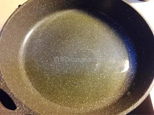 炒锅烧热，倒入玉米油