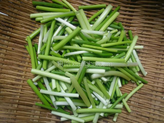 蒜苔很嫩，清洗后直接掐成节。切姜丝拍蒜粒干红椒一个掐成节。