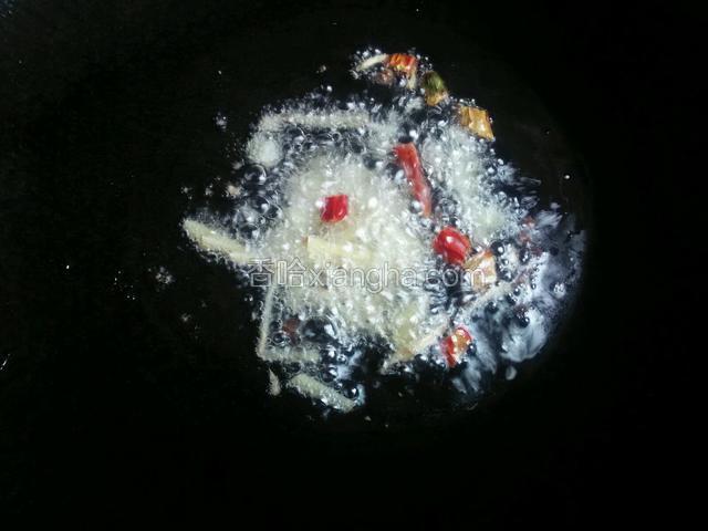 热锅起油。至高温，炸香小料，