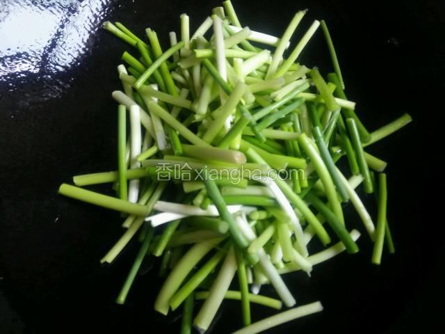 转猛火，下蒜苦。