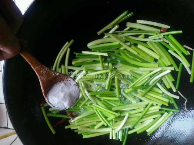 快违翻炒至八分熟，放点食盐即厅