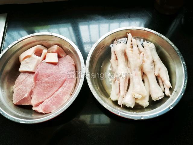 准备材料。鸡爪，肉。肉切大块。鸡爪洗净。