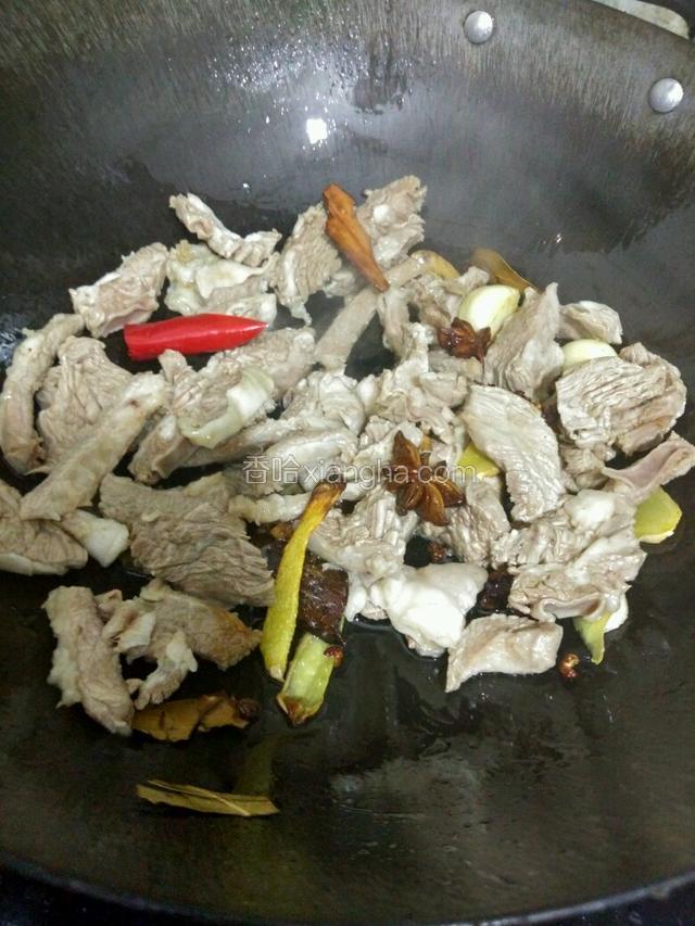 下牛肉块翻炒至变色