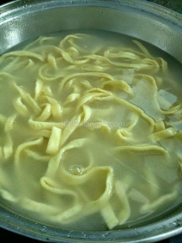 水煮沸后放入面条