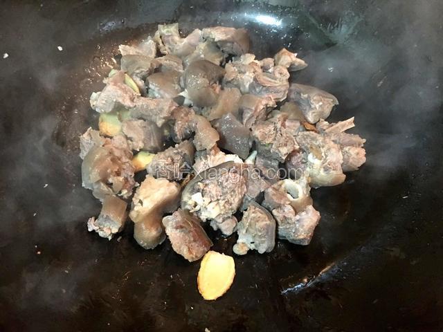 倒入羊肉块翻炒均匀