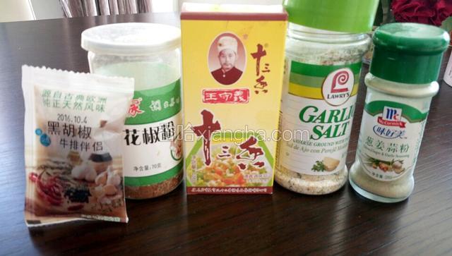 所有调料准备好。黑胡椒牛排伴侣，花椒粉，十三香，葱姜蒜粉，椒盐，料酒。所有调料试量放入放入盆里。