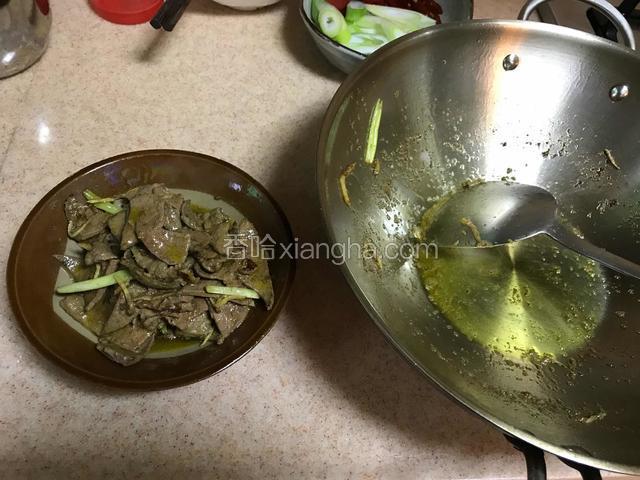 将猪肝铲出，油回锅内